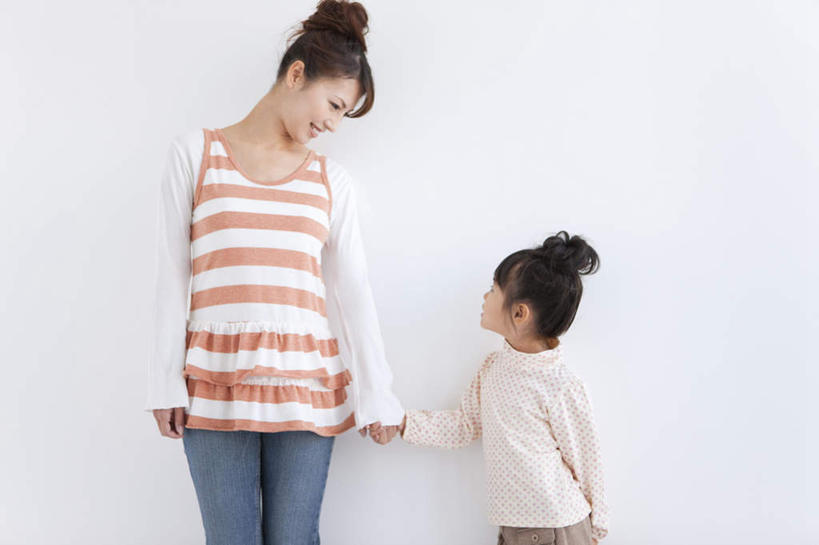 东方人,儿童,两个人,家庭,母亲,女儿,站,握手,笑,微笑,露齿笑,横图,室内,白天,白色背景,正面,纯洁,亚洲,条纹,服装,墙,棕色,注视,休闲装,黄种人,墙壁,墙面,小孩,衣服,黑色,观察,看,站着,休闲,温暖,温馨,母女,一家人,休闲服,可爱,母爱,童年,童趣,摄影,服饰,影棚,观看,和睦,察看,关注,童真,烂漫,无邪,天真,年轻女性,女孩,女人,女性,亚洲人,孩子,年轻人,长发,搀手,拉手,手拉手,手握手,抬头,仰头,站立,半身,彩图,影棚拍摄,拍摄,融洽,女生