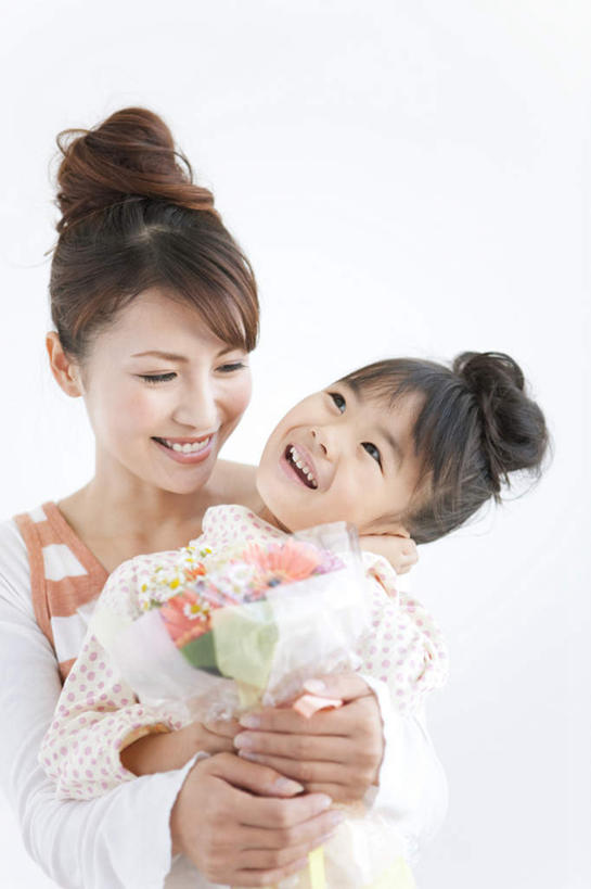 东方人,儿童,两个人,家庭,母亲,女儿,站,抱,竖图,室内,白天,白色背景,正面,快乐,幸福,纯洁,植物,叶子,亚洲,许多,服装,朦胧,模糊,盛开,墙,绿叶,玛格丽特,拿,拿着,注视,休闲装,黄种人,墙壁,墙面,雏菊,花,花瓣,花朵,花卉,鲜花,小孩,衣服,黑色,花蕊,观察,看,站着,休闲,温暖,温馨,母女,一家人,休闲服,嫩叶,菊花,活力,可爱,母爱,童年,童趣,摄影,服饰,影棚,抱着,观看,希望,和睦,察看,搂着,坚强,关注,和平,童真,烂漫,无邪,离别,延命菊,幸福花,春菊,马兰头花,暗恋,纯情,单恋,天真,年轻女性,女孩,女人,女性,亚洲人,孩子,年轻人,长发,叶,叶片,搂,搂抱,站立,半身,彩图,影棚拍摄,愉快,拍摄,融洽,女生