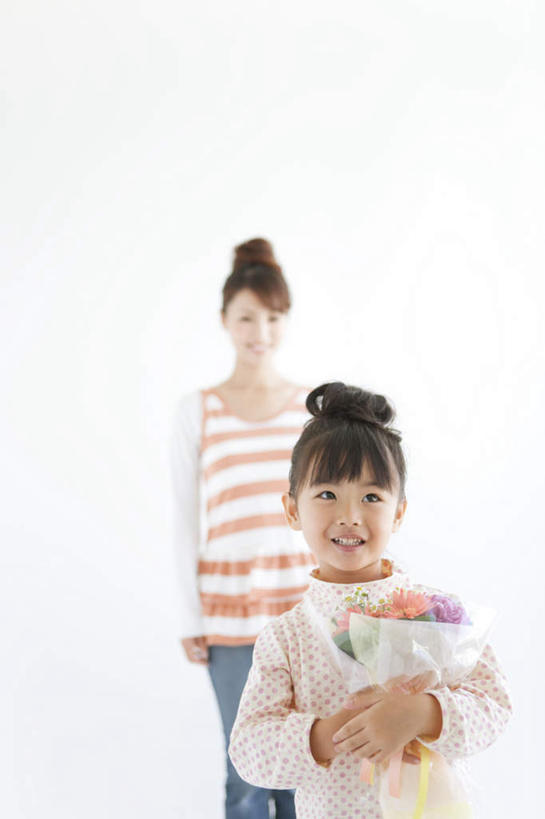 东方人,儿童,两个人,家庭,母亲,女儿,站,抱,竖图,室内,白天,白色背景,侧面,快乐,幸福,纯洁,植物,叶子,亚洲,许多,服装,朦胧,模糊,盛开,墙,棕色,绿叶,非洲菊,玛格丽特,拿,拿着,注视,休闲装,黄种人,墙壁,墙面,雏菊,花,花瓣,花朵,花卉,鲜花,小孩,衣服,黑色,花蕊,观察,看,站着,休闲,温暖,温馨,母女,一家人,休闲服,嫩叶,菊花,活力,可爱,母爱,童年,童趣,摄影,服饰,影棚,抱着,观看,希望,和睦,察看,搂着,坚强,关注,和平,童真,烂漫,无邪,离别,延命菊,幸福花,扶郎花,灯盏花,千日菊,春菊,马兰头花,暗恋,纯情,单恋,天真,年轻女性,女孩,女人,女性,亚洲人,孩子,年轻人,长发,叶,叶片,搂,搂抱,站立,半身,彩图,影棚拍摄,愉快,拍摄,融洽,女生