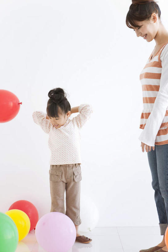 东方人,儿童,两个人,家庭,母亲,女儿,站,竖图,室内,白天,白色背景,正面,游戏,纯洁,玩具,亚洲,许多,条纹,服装,塑料,墙,玩,注视,休闲装,黄种人,娱乐,墙壁,墙面,小孩,衣服,粉色,黄色,红色,绿色,黑色,塑料制品,低头,观察,看,站着,休闲,温暖,温馨,母女,一家人,休闲服,橙色,充气玩具,橡胶,可爱,母爱,童年,童趣,益智,摄影,服饰,影棚,观看,活动,和睦,察看,发泄,关注,消遣,智力,童真,橡胶制品,烂漫,无邪,宣泄,垂头,天真,年轻女性,女孩,女人,女性,亚洲人,孩子,年轻人,长发,玩耍,嬉戏,站立,半身,彩图,影棚拍摄,拍摄,融洽,女生