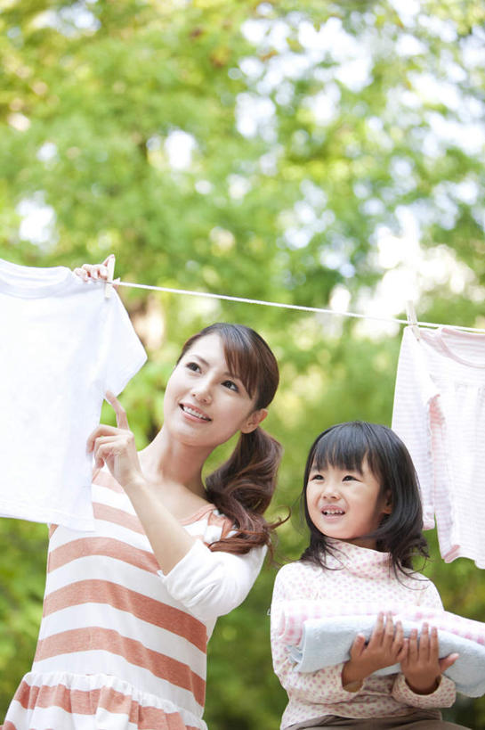 东方人,儿童,两个人,家庭,母亲,女儿,站,捧,笑,微笑,竖图,室外,白天,仰视,纯洁,植物,亚洲,晾晒,悬挂,条纹,服装,朦胧,模糊,塑料,拿,拿着,注视,休闲装,黄种人,树,树木,小孩,衣服,绿色,黑色,自然,夹子,绳子,塑料制品,毛巾,观察,看,站着,休闲,温暖,温馨,母女,一家人,休闲服,可爱,母爱,童年,童趣,服饰,生长,成长,观看,绳索,和睦,察看,关注,童真,衣夹,烂漫,无邪,天真,年轻女性,女孩,女人,女性,亚洲人,孩子,年轻人,长发,端,端着,捧着,手捧,站立,半身,彩图,低角度拍摄,融洽,女生