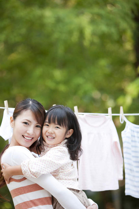 东方人,儿童,两个人,家庭,母亲,女儿,站,抱,笑,微笑,竖图,室外,白天,侧面,纯洁,植物,亚洲,晾晒,悬挂,阴影,条纹,服装,朦胧,模糊,光线,影子,塑料,注视,休闲装,黄种人,树,树木,小孩,衣服,绿色,黑色,阳光,自然,夹子,绳子,塑料制品,毛巾,观察,看,站着,休闲,温暖,温馨,母女,一家人,休闲服,可爱,母爱,童年,童趣,服饰,生长,成长,抱着,观看,绳索,和睦,察看,搂着,关注,童真,衣夹,烂漫,无邪,天真,年轻女性,女孩,女人,女性,亚洲人,孩子,年轻人,长发,搂,搂抱,站立,半身,彩图,融洽,女生