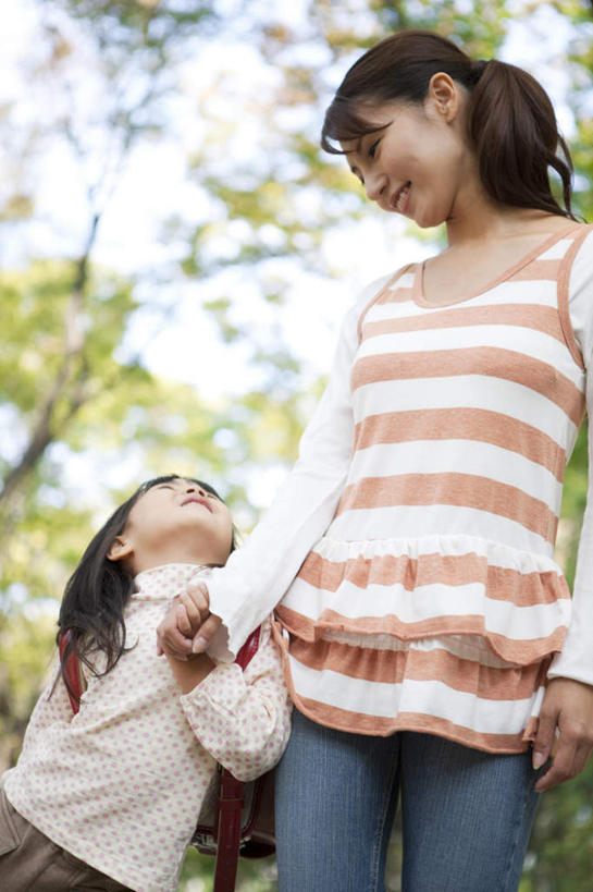 东方人,儿童,两个人,家庭,母亲,女儿,站,握手,笑,微笑,露齿笑,竖图,室外,白天,仰视,纯洁,植物,亚洲,条纹,服装,朦胧,模糊,注视,休闲装,黄种人,树,树木,小孩,衣服,绿色,黑色,自然,观察,看,站着,休闲,温暖,温馨,母女,一家人,休闲服,可爱,母爱,童年,童趣,服饰,生长,成长,观看,和睦,察看,关注,童真,烂漫,无邪,天真,年轻女性,女孩,女人,女性,亚洲人,孩子,年轻人,长发,搀手,拉手,手拉手,手握手,抬头,仰头,站立,半身,彩图,低角度拍摄,融洽,女生