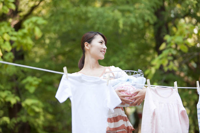 东方人,一个人,家庭主妇,站,抱,横图,室外,白天,仰视,家务,植物,亚洲,仅一个年轻女性,仅一个女性,仅一个人,一排,晾晒,悬挂,阴影,条纹,服装,劳动,朦胧,模糊,整齐,光线,木制,影子,棕色,注视,休闲装,黄种人,树,树木,排列,衣服,绿色,阳光,自然,夹子,木制品,绳子,观察,看,站着,休闲,休闲服,服饰,生长,成长,抱着,观看,绳索,察看,搂着,队列,关注,洗衣篮,衣夹,年轻女性,女人,女性,亚洲人,长发,主妇,搂,搂抱,站立,半身,彩图,低角度拍摄