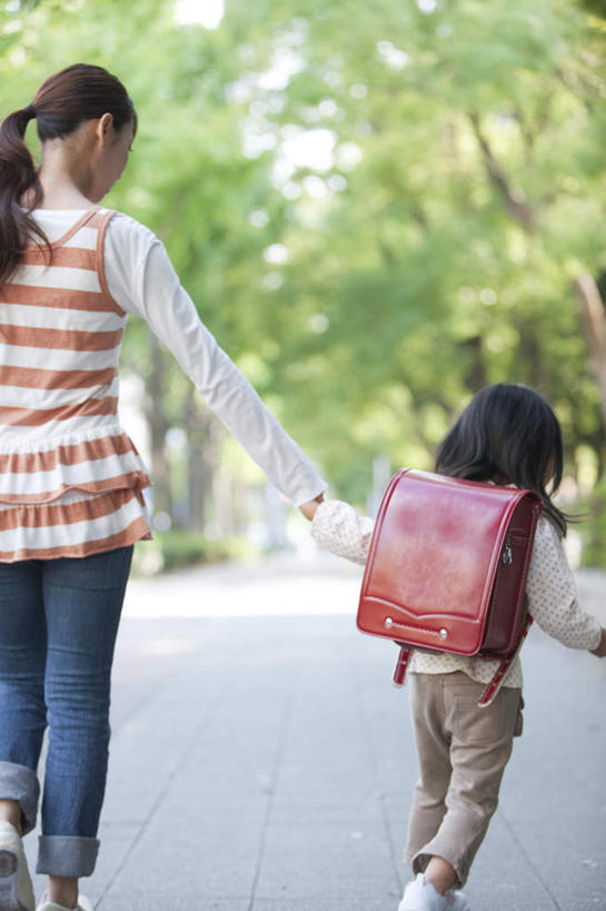 东方人,儿童,两个人,家庭,母亲,女儿,站,握手,竖图,室外,白天,纯洁,植物,道路,路,公路,亚洲,阴影,条纹,服装,朦胧,模糊,光线,包,书包,影子,交通,注视,休闲装,黄种人,树,树木,小孩,背面,衣服,红色,绿色,黑色,阳光,自然,背包,低头,观察,看,站着,休闲,温暖,温馨,母女,一家人,休闲服,可爱,母爱,童年,童趣,服饰,生长,成长,观看,和睦,察看,关注,童真,烂漫,无邪,天真,年轻女性,女孩,女人,女性,亚洲人,孩子,年轻人,长发,马路,搀手,拉手,手拉手,手握手,站立,半身,彩图,融洽,双肩包,短发,女生