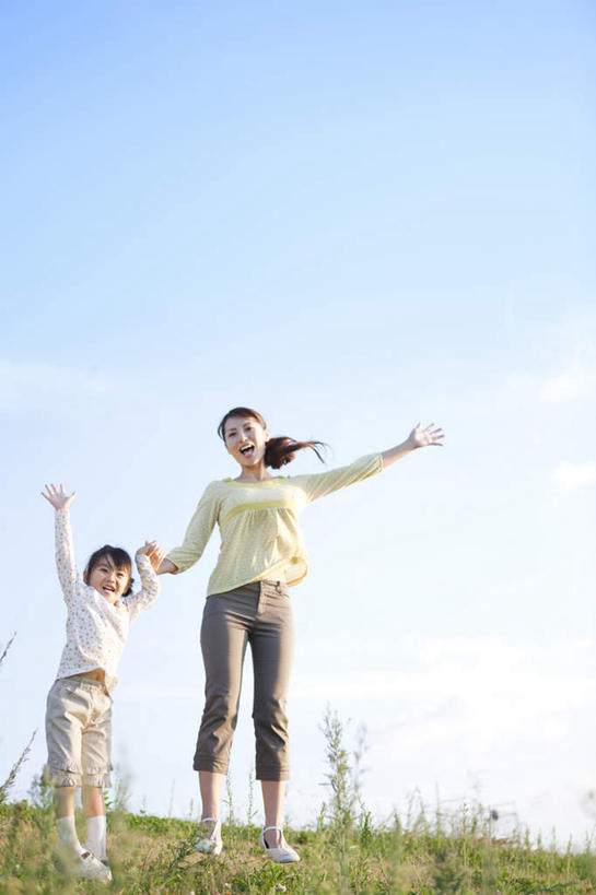 东方人,儿童,两个人,家庭,母亲,女儿,站,举,竖图,室外,白天,仰视,纯洁,草地,草坪,植物,亚洲,阴影,服装,光线,影子,地平线,云,云朵,辽阔,地面,云彩,注视,休闲装,黄种人,草,小孩,衣服,蓝色,绿色,黑色,白云,蓝天,天空,阳光,天,观察,看,托,站着,休闲,广阔,温暖,温馨,母女,一家人,休闲服,可爱,母爱,童年,童趣,服饰,晴朗,观看,一望无际,和睦,察看,关注,延伸,童真,烂漫,无邪,天地相交,无边无际,一马平川,天真,年轻女性,女孩,女人,女性,亚洲人,孩子,年轻人,长发,晴空,举起,举手,举着,向上举,向上伸,向上托,站立,彩图,低角度拍摄,全身,融洽,女生