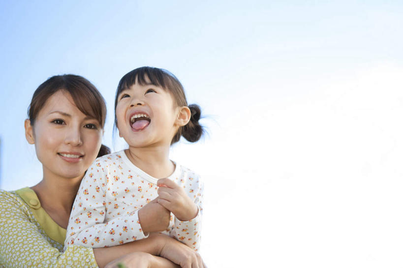 东方人,儿童,两个人,家庭,母亲,女儿,站,伸展双臂,横图,室外,白天,仰视,纯洁,草地,草坪,植物,亚洲,阴影,服装,光线,影子,云,云朵,云彩,注视,休闲装,黄种人,草,小孩,衣服,蓝色,绿色,黑色,白云,蓝天,天空,阳光,天,观察,看,站着,休闲,温暖,温馨,母女,一家人,休闲服,可爱,母爱,童年,童趣,服饰,晴朗,观看,和睦,察看,关注,童真,烂漫,无邪,天真,年轻女性,女孩,女人,女性,亚洲人,孩子,年轻人,长发,晴空,敞开双臂,伸开双臂,展开双肩,站立,张开手臂,张开双臂,半身,彩图,低角度拍摄,融洽,女生