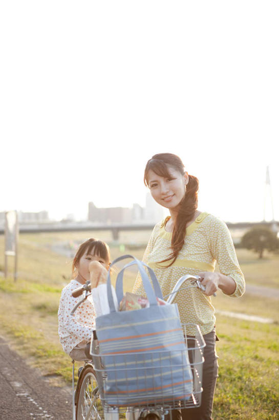东方人,儿童,两个人,家庭,母亲,女儿,站,坐,笑,微笑,露齿笑,竖图,室外,白天,正面,纯洁,草地,草坪,植物,道路,路,公路,自行车,亚洲,阴影,服装,光线,影子,棕色,交通,注视,休闲装,黄种人,车,脚踏车,草,小孩,衣服,蓝色,绿色,黑色,蓝天,天空,阳光,交通工具,天,观察,看,站着,休闲,温暖,温馨,母女,一家人,休闲服,可爱,母爱,童年,童趣,服饰,观看,和睦,察看,关注,载具,童真,烂漫,无邪,天真,年轻女性,女孩,女人,女性,亚洲人,孩子,年轻人,长发,马路,站立,坐着,半身,彩图,融洽,女生