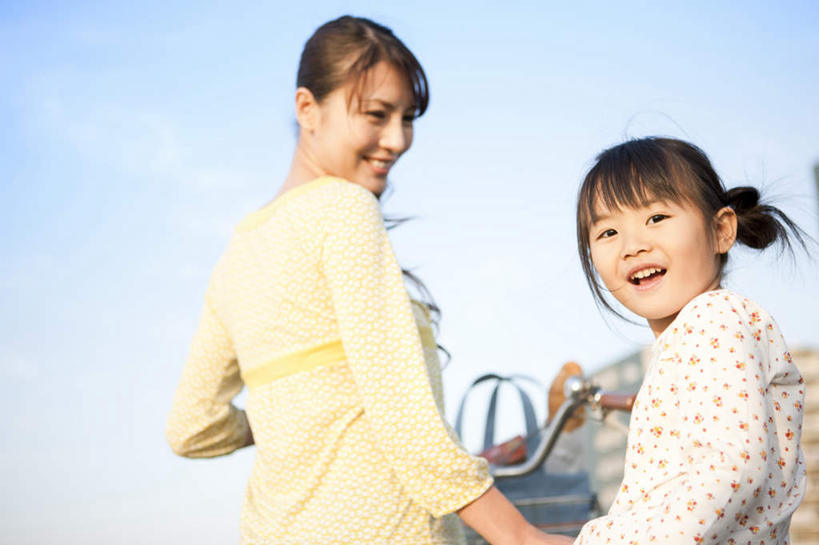 东方人,儿童,两个人,家庭,母亲,女儿,站,坐,横图,室外,白天,纯洁,自行车,亚洲,阴影,服装,光线,影子,云,云朵,云彩,注视,休闲装,黄种人,车,脚踏车,小孩,背面,衣服,蓝色,黑色,白云,蓝天,天空,阳光,交通工具,天,观察,看,站着,休闲,温暖,温馨,母女,一家人,休闲服,可爱,母爱,童年,童趣,服饰,晴朗,观看,和睦,察看,关注,载具,童真,烂漫,无邪,天真,年轻女性,女孩,女人,女性,亚洲人,孩子,年轻人,长发,晴空,站立,坐着,半身,彩图,融洽,女生