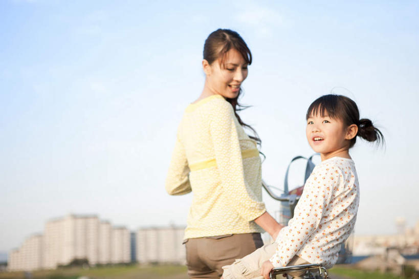 东方人,儿童,两个人,家庭,母亲,女儿,横图,室外,白天,纯洁,自行车,亚洲,阴影,服装,光线,影子,云,云朵,云彩,注视,休闲装,黄种人,车,脚踏车,小孩,背面,衣服,蓝色,黑色,白云,蓝天,天空,阳光,交通工具,天,观察,看,休闲,温暖,温馨,母女,一家人,休闲服,可爱,母爱,童年,童趣,服饰,晴朗,观看,和睦,察看,关注,载具,童真,烂漫,无邪,天真,年轻女性,女孩,女人,女性,亚洲人,孩子,年轻人,长发,晴空,半身,彩图,融洽,女生