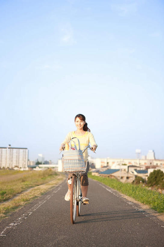 东方人,一个人,家,坐,竖图,室外,白天,正面,草地,草坪,植物,自行车,亚洲,仅一个年轻女性,仅一个女性,仅一个人,一辆,服装,房屋,屋子,云,云朵,云彩,注视,休闲装,黄种人,楼房,住宅,车,脚踏车,草,衣服,蓝色,绿色,黑色,白云,蓝天,天空,交通工具,天,观察,看,骑车,休闲,休闲服,服饰,晴朗,观看,察看,关注,载具,年轻女性,女人,女性,亚洲人,长发,晴空,坐着,彩图,全身,房子