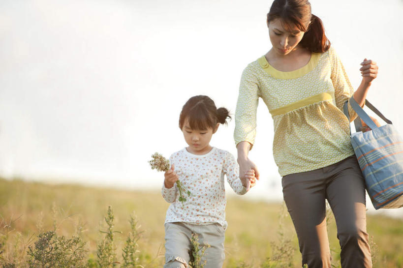 东方人,儿童,两个人,家庭,母亲,女儿,站,横图,室外,白天,正面,购物,纯洁,消费,草地,草坪,美景,植物,袋子,亚洲,阴影,服装,环保,光线,包装袋,影子,景观,云,云朵,购物袋,拿,云彩,拿着,注视,休闲装,黄种人,草,小孩,衣服,蓝色,绿色,黑色,白云,蓝天,天空,阳光,自然,环保袋,天,低头,观察,看,站着,休闲,温暖,温馨,母女,一家人,休闲服,景色,可爱,母爱,童年,童趣,金融,服饰,观看,回收,和睦,资源,察看,购买,关注,自然风光,贸易,利用,童真,低碳,烂漫,无邪,循环,天真,年轻女性,女孩,女人,女性,亚洲人,孩子,年轻人,长发,站立,半身,彩图,融洽,女生