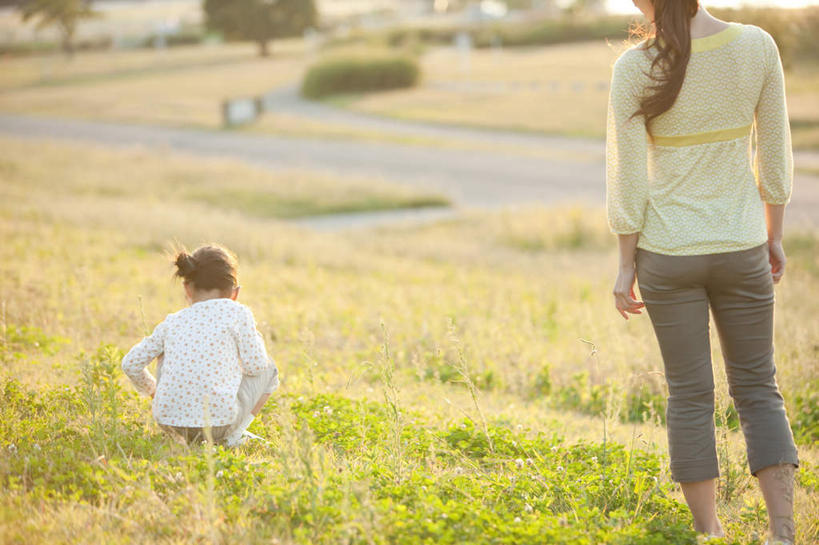 东方人,儿童,两个人,家庭,母亲,女儿,站,蹲,横图,室外,白天,纯洁,草地,草坪,美景,植物,亚洲,阴影,服装,光线,影子,景观,注视,休闲装,黄种人,草,小孩,背面,衣服,绿色,黑色,阳光,自然,观察,看,站着,休闲,温暖,温馨,母女,一家人,休闲服,景色,可爱,母爱,童年,童趣,服饰,观看,和睦,察看,关注,自然风光,童真,烂漫,无邪,天真,年轻女性,女孩,女人,女性,亚洲人,孩子,年轻人,长发,蹲着,站立,半身,彩图,融洽,女生