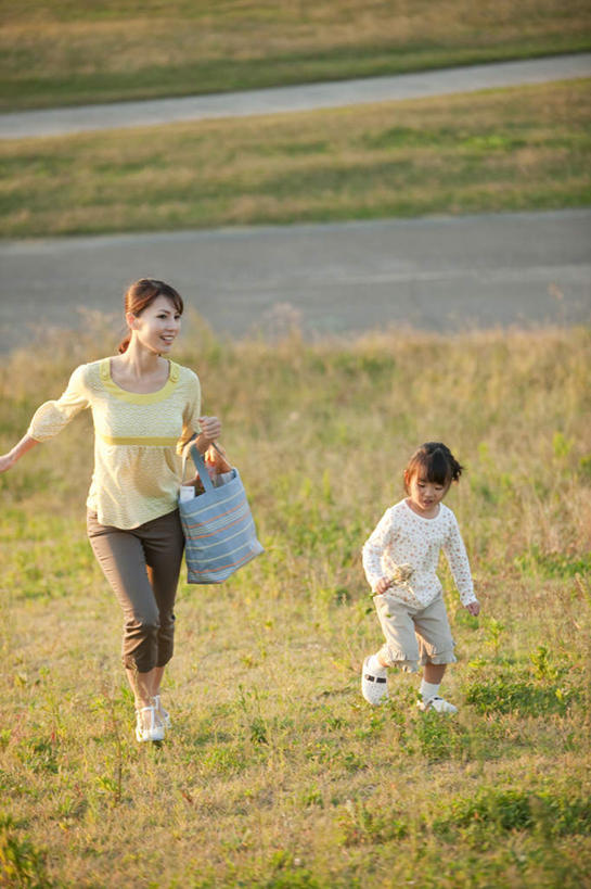 东方人,儿童,两个人,家庭,母亲,女儿,站,走,竖图,室外,白天,正面,购物,纯洁,消费,草地,草坪,美景,植物,袋子,亚洲,阴影,服装,环保,光线,包装袋,影子,景观,购物袋,拿,拿着,注视,休闲装,黄种人,草,小孩,衣服,绿色,黑色,阳光,自然,环保袋,观察,看,站着,休闲,温暖,温馨,母女,一家人,休闲服,景色,可爱,母爱,童年,童趣,金融,服饰,观看,回收,和睦,资源,察看,购买,关注,自然风光,贸易,利用,童真,低碳,烂漫,无邪,循环,天真,年轻女性,女孩,女人,女性,亚洲人,孩子,年轻人,长发,步行,散步,站立,走路,彩图,全身,融洽,女生