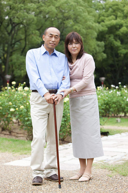 东方人,中年人,两个人,家庭,夫妻,站,笑,微笑,露齿笑,竖图,室外,白天,正面,衬衫,爱情,植物,道路,路,公路,亚洲,服装,朦胧,模糊,棕色,交通,浪漫,注视,休闲装,黄种人,树,树木,衣服,蓝色,绿色,自然,观察,看,站着,休闲,温暖,温馨,一家人,休闲服,恩爱,恋人,服饰,生长,成长,观看,和睦,察看,关注,男人,男性,女人,女性,中年男性,中年女性,亚洲人,长发,夫妇,情侣,马路,站立,彩图,全身,衬衣,伴侣,融洽