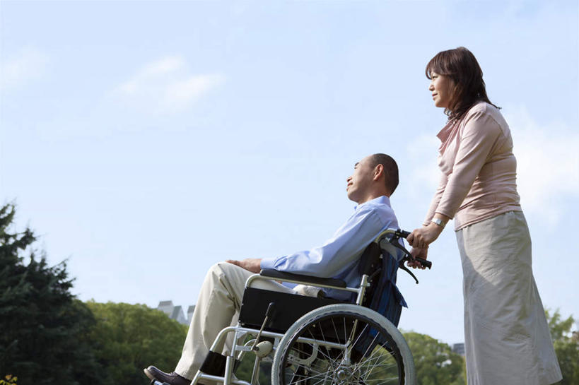 东方人,中年人,两个人,家庭,夫妻,站,坐,横图,室外,白天,侧面,衬衫,爱情,植物,亚洲,服装,工具,云,云朵,棕色,浪漫,云彩,注视,休闲装,黄种人,树,树木,衣服,蓝色,绿色,白云,蓝天,天空,自然,轮椅,天,复健,观察,看,站着,休闲,康复,温暖,温馨,一家人,休闲服,器械,恩爱,恋人,服饰,生长,晴朗,成长,观看,和睦,察看,医疗设备,关注,医疗器械,医疗工具,辅助设备,男人,男性,女人,女性,中年男性,中年女性,亚洲人,长发,夫妇,情侣,晴空,站立,坐着,半身,彩图,衬衣,伴侣,融洽