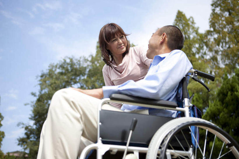 东方人,中年人,两个人,家庭,夫妻,站,坐,说,横图,室外,白天,仰视,衬衫,爱情,讨论,植物,亚洲,服装,工具,云,云朵,棕色,浪漫,云彩,注视,休闲装,黄种人,树,树木,衣服,蓝色,绿色,白云,蓝天,天空,自然,轮椅,天,复健,观察,看,站着,休闲,康复,温暖,温馨,一家人,休闲服,器械,恩爱,恋人,服饰,生长,晴朗,成长,观看,和睦,察看,医疗设备,关注,医疗器械,医疗工具,辅助设备,交流,男人,男性,女人,女性,中年男性,中年女性,亚洲人,长发,夫妇,情侣,晴空,沟通,讲话,交谈,商讨,说话,谈话,站立,坐着,半身,彩图,低角度拍摄,衬衣,伴侣,融洽