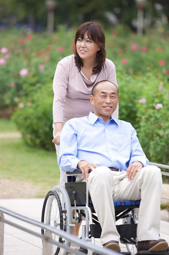 东方人,中年人,两个人,家庭,夫妻,站,坐,笑,微笑,露齿笑,竖图,室外,白天,正面,衬衫,爱情,植物,叶子,亚洲,许多,服装,朦胧,模糊,盛开,工具,棕色,绿叶,浪漫,注视,休闲装,黄种人,花,花瓣,花朵,花卉,鲜花,树,树木,衣服,红色,绿色,自然,轮椅,花蕊,复健,观察,看,站着,休闲,康复,温暖,温馨,一家人,休闲服,器械,嫩叶,恩爱,恋人,服饰,生长,成长,观看,和睦,察看,医疗设备,关注,医疗器械,医疗工具,辅助设备,男人,男性,女人,女性,中年男性,中年女性,亚洲人,长发,夫妇,情侣,叶,叶片,抬头,仰头,站立,坐着,半身,彩图,衬衣,伴侣,融洽