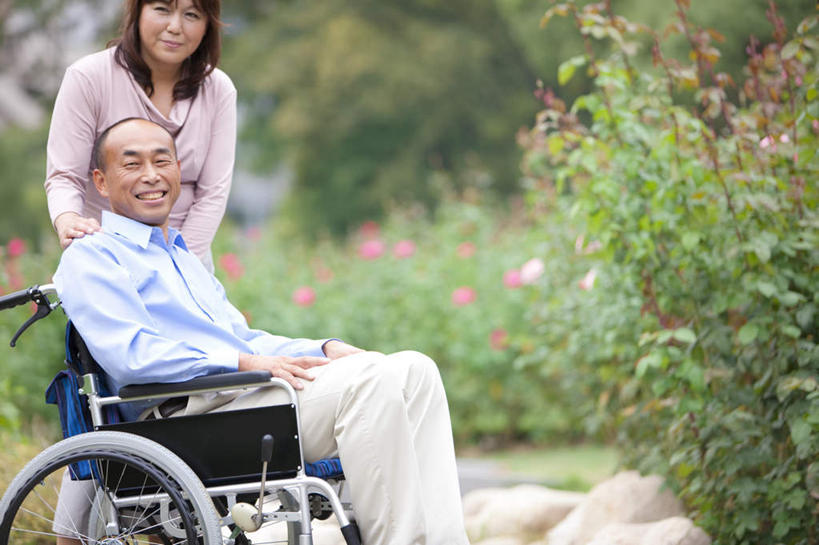 东方人,中年人,两个人,家庭,夫妻,站,坐,笑,微笑,露齿笑,横图,室外,白天,正面,衬衫,爱情,植物,叶子,亚洲,许多,服装,朦胧,模糊,盛开,工具,棕色,绿叶,浪漫,注视,休闲装,黄种人,花,花瓣,花朵,花卉,鲜花,树,树木,衣服,绿色,自然,轮椅,花蕊,复健,观察,看,站着,休闲,康复,温暖,温馨,一家人,休闲服,器械,嫩叶,恩爱,恋人,服饰,生长,成长,观看,和睦,察看,医疗设备,关注,医疗器械,医疗工具,辅助设备,男人,男性,女人,女性,中年男性,中年女性,亚洲人,长发,夫妇,情侣,叶,叶片,抬头,仰头,站立,坐着,半身,彩图,衬衣,伴侣,融洽