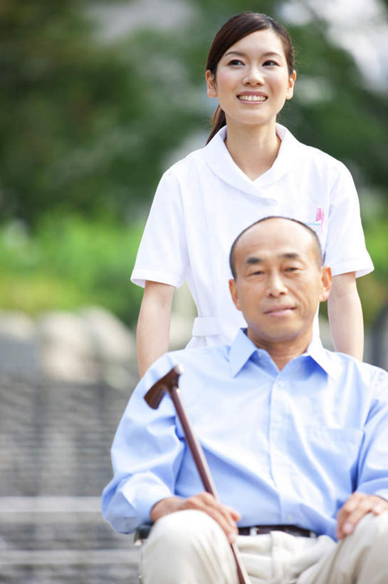 东方人,两个人,病人,护士,站,坐,竖图,室外,白天,正面,工作服,衬衫,制服,植物,亚洲,服装,朦胧,模糊,工具,拿,拿着,注视,休闲装,黄种人,树,树木,衣服,绿色,黑色,自然,轮椅,复健,观察,看,站着,休闲,康复,休闲服,器械,服饰,生长,成长,拐杖,观看,手杖,察看,医疗设备,白衣天使,关注,医疗器械,医疗工具,辅助设备,工作制服,男人,男性,年轻女性,女人,女性,中年男性,亚洲人,长发,患者,就医者,站立,坐着,半身,彩图,衬衣,工作套服