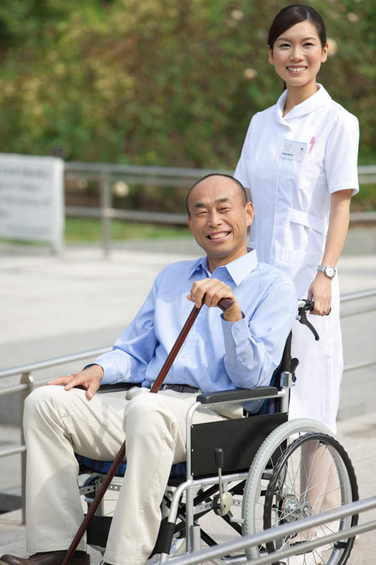 东方人,两个人,病人,护士,站,坐,笑,微笑,露齿笑,竖图,室外,白天,正面,工作服,衬衫,制服,亚洲,服装,工具,注视,休闲装,黄种人,衣服,蓝色,黑色,轮椅,扶,复健,观察,看,站着,休闲,康复,休闲服,器械,服饰,拐杖,观看,手杖,察看,医疗设备,扶着,白衣天使,关注,医疗器械,医疗工具,辅助设备,工作制服,男人,男性,年轻女性,女人,女性,中年男性,亚洲人,长发,患者,就医者,站立,坐着,半身,彩图,衬衣,工作套服