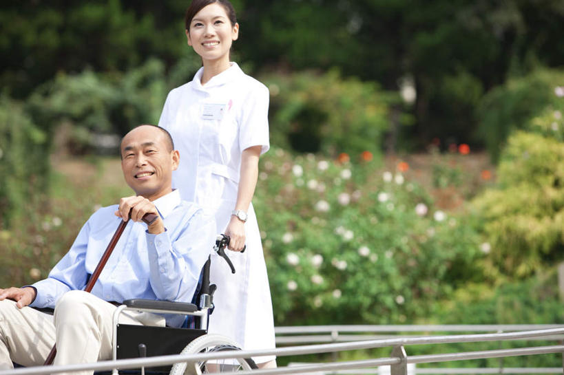 东方人,两个人,病人,护士,站,坐,笑,微笑,露齿笑,横图,室外,白天,正面,工作服,衬衫,制服,植物,叶子,亚洲,许多,握,服装,盛开,工具,绿叶,注视,休闲装,黄种人,花,花瓣,花朵,花卉,鲜花,衣服,红色,蓝色,黑色,轮椅,花蕊,复健,观察,看,站着,休闲,康复,休闲服,器械,嫩叶,握着,服饰,拐杖,观看,手杖,察看,医疗设备,白衣天使,关注,医疗器械,医疗工具,辅助设备,工作制服,男人,男性,年轻女性,女人,女性,中年男性,亚洲人,长发,患者,就医者,叶,叶片,站立,坐着,半身,彩图,衬衣,工作套服