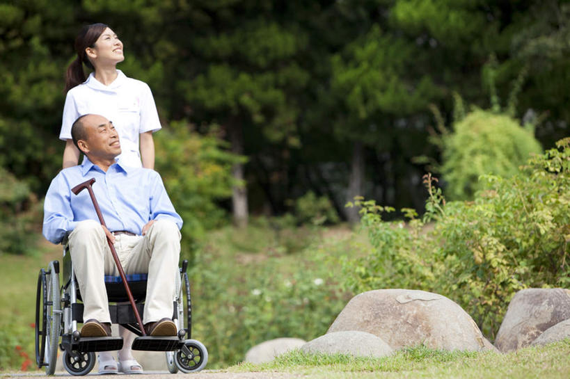 东方人,两个人,病人,护士,站,坐,笑,微笑,横图,室外,白天,正面,工作服,衬衫,制服,草地,草坪,石头,植物,亚洲,握,服装,工具,石子,注视,休闲装,黄种人,草,树,树木,衣服,蓝色,绿色,黑色,自然,轮椅,复健,观察,看,站着,休闲,康复,休闲服,器械,握着,服饰,生长,成长,拐杖,观看,手杖,察看,医疗设备,白衣天使,关注,医疗器械,医疗工具,辅助设备,工作制服,男人,男性,年轻女性,女人,女性,中年男性,亚洲人,长发,患者,就医者,石块,站立,坐着,彩图,全身,衬衣,工作套服