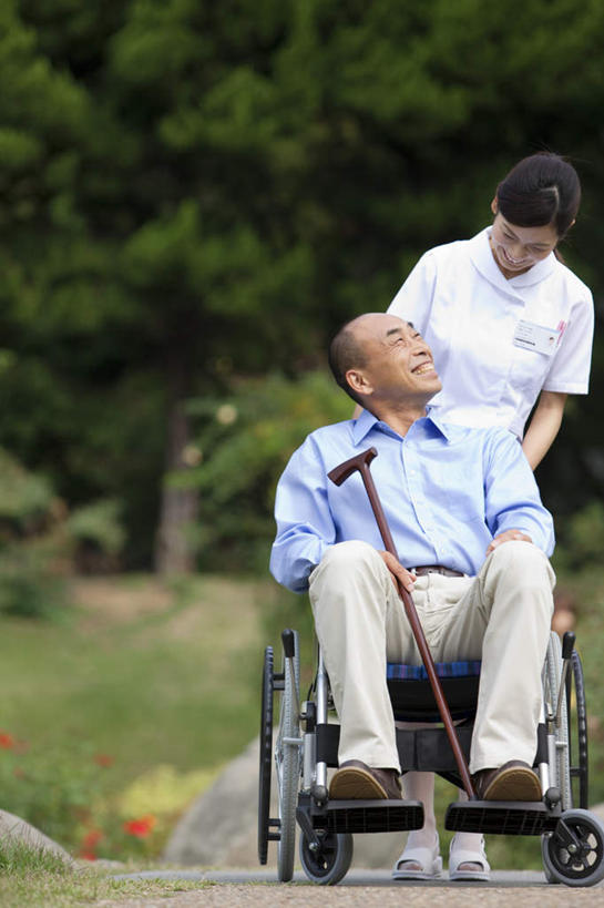 东方人,两个人,病人,护士,站,坐,笑,说,微笑,露齿笑,竖图,室外,白天,正面,工作服,衬衫,制服,讨论,草地,草坪,植物,道路,路,亚洲,服装,工具,小路,交通,注视,休闲装,黄种人,草,树,树木,衣服,蓝色,绿色,黑色,自然,轮椅,复健,观察,看,站着,休闲,康复,休闲服,器械,服饰,生长,成长,拐杖,观看,手杖,察看,医疗设备,白衣天使,关注,医疗器械,医疗工具,辅助设备,工作制服,交流,男人,男性,年轻女性,女人,女性,中年男性,亚洲人,长发,患者,就医者,沟通,讲话,交谈,商讨,说话,抬头,谈话,仰头,站立,坐着,彩图,全身,衬衣,工作套服