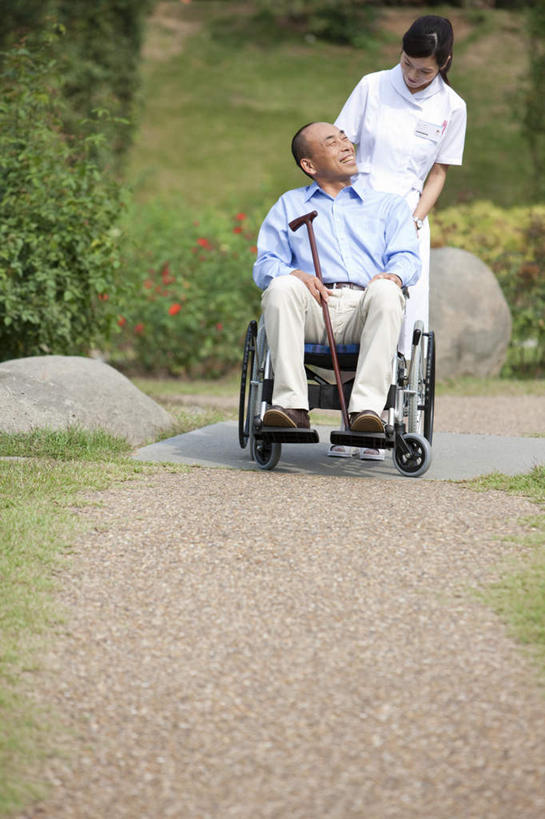 东方人,两个人,病人,护士,站,坐,说,竖图,室外,白天,正面,工作服,衬衫,制服,讨论,草地,草坪,植物,道路,路,亚洲,服装,工具,小路,交通,注视,休闲装,黄种人,草,树,树木,衣服,蓝色,绿色,黑色,自然,轮椅,低头,复健,观察,看,站着,休闲,康复,休闲服,器械,服饰,生长,成长,拐杖,观看,手杖,察看,医疗设备,白衣天使,关注,医疗器械,医疗工具,辅助设备,工作制服,交流,男人,男性,年轻女性,女人,女性,中年男性,亚洲人,长发,患者,就医者,沟通,讲话,交谈,商讨,说话,抬头,谈话,仰头,站立,坐着,彩图,全身,衬衣,工作套服