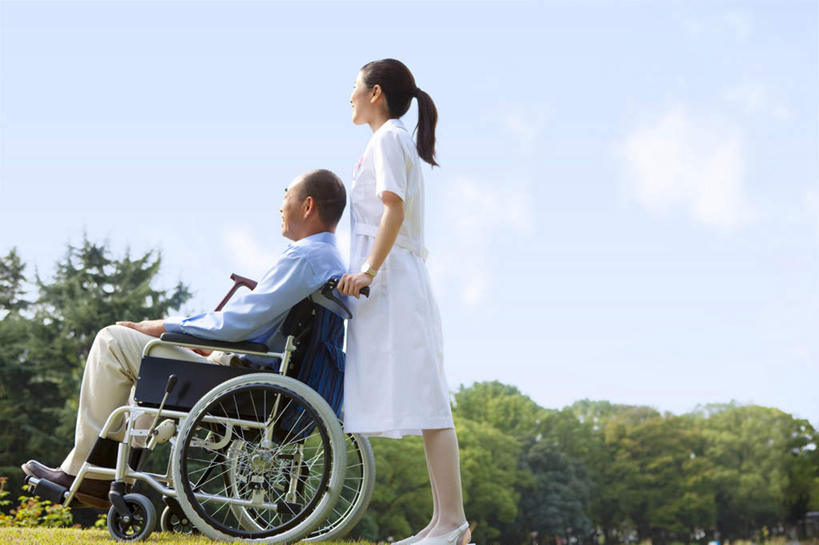 东方人,两个人,病人,护士,站,坐,横图,室外,白天,侧面,工作服,衬衫,制服,草地,草坪,石头,植物,亚洲,握,服装,工具,石子,注视,休闲装,黄种人,草,树,树木,衣服,蓝色,绿色,黑色,自然,轮椅,复健,观察,看,站着,休闲,康复,休闲服,器械,握着,服饰,生长,成长,拐杖,观看,手杖,察看,医疗设备,白衣天使,关注,医疗器械,医疗工具,辅助设备,工作制服,男人,男性,年轻女性,女人,女性,中年男性,亚洲人,长发,患者,就医者,石块,站立,坐着,彩图,全身,衬衣,工作套服