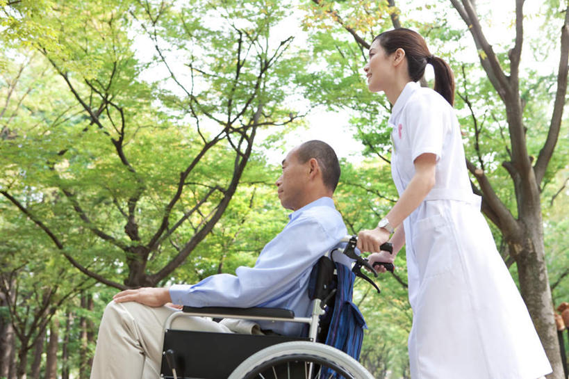 东方人,两个人,病人,护士,站,坐,横图,室外,白天,仰视,工作服,衬衫,制服,植物,亚洲,握,服装,云,云朵,云彩,注视,休闲装,黄种人,树,树木,衣服,蓝色,绿色,黑色,白云,蓝天,天空,自然,天,观察,看,站着,休闲,休闲服,握着,服饰,生长,晴朗,成长,观看,察看,白衣天使,关注,工作制服,男人,男性,年轻女性,女人,女性,中年男性,亚洲人,长发,患者,就医者,晴空,站立,坐着,半身,彩图,低角度拍摄,衬衣,工作套服