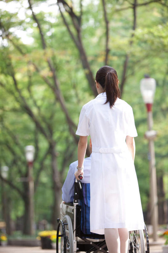 东方人,两个人,病人,护士,站,坐,竖图,室外,白天,工作服,衬衫,制服,植物,路灯,照明,亚洲,握,阴影,服装,朦胧,模糊,光线,工具,影子,灯光,注视,休闲装,黄种人,灯,树,树木,背面,衣服,蓝色,绿色,黑色,阳光,自然,轮椅,复健,观察,看,站着,休闲,康复,休闲服,器械,握着,服饰,生长,成长,观看,照亮,察看,医疗设备,白衣天使,照明设备,关注,医疗器械,医疗工具,辅助设备,工作制服,男人,男性,年轻女性,女人,女性,中年男性,亚洲人,长发,患者,就医者,站立,坐着,半身,彩图,衬衣,工作套服