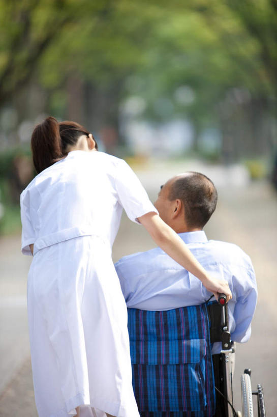 东方人,两个人,病人,护士,站,坐,说,竖图,室外,白天,工作服,衬衫,制服,讨论,植物,道路,路,亚洲,握,服装,朦胧,模糊,工具,小路,交通,注视,休闲装,黄种人,树,树木,背面,衣服,蓝色,绿色,黑色,自然,轮椅,复健,观察,看,站着,休闲,康复,休闲服,器械,握着,服饰,生长,成长,观看,察看,医疗设备,白衣天使,关注,医疗器械,医疗工具,辅助设备,工作制服,交流,男人,男性,年轻女性,女人,女性,中年男性,亚洲人,长发,患者,就医者,沟通,讲话,交谈,商讨,说话,谈话,站立,坐着,半身,彩图,衬衣,工作套服