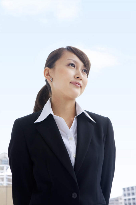 东方人,一个人,商务人士,商务女性,站,笑,微笑,竖图,室外,白天,正面,亚洲,仅一个年轻女性,仅一个女性,仅一个人,套装,注视,黄种人,蓝色,黑色,蓝天,天空,天,观察,看,站着,晴朗,观看,察看,关注,商务装,工薪阶层,万里无云,年轻女性,女人,女性,亚洲人,长发,白领,上班族,晴空,晴空万里,站立,半身,彩图