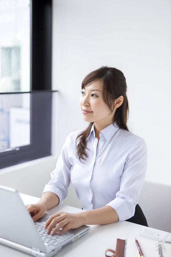 东方人,一个人,商务人士,商务女性,坐,笑,微笑,竖图,室内,白天,正面,电脑,笔记本电脑,窗户,桌子,亚洲,仅一个年轻女性,仅一个女性,仅一个人,敲打,套装,网络,办公桌,注视,黄种人,输入,通讯设备,玻璃窗,黑色,打字,观察,看,观看,点击,敲击,察看,无线,关注,通信设备,商务装,无线网络,无线上网,便携式电脑,工薪阶层,按键,手提电脑,年轻女性,女人,女性,亚洲人,长发,白领,上班族,坐着,半身,彩图