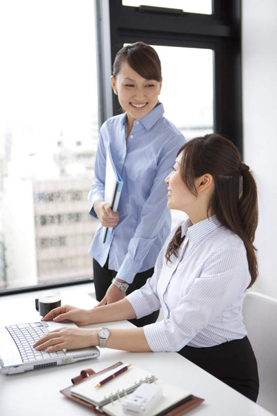 东方人,两个人,伙伴,朋友,商务人士,商务女性,办公室,站,坐,竖图,室内,白天,侧面,友谊,合作,团队,电脑,笔记本电脑,桌子,亚洲,敲打,阴影,条纹,套装,反射,网络,笔,材料,档案,文件,影子,办公桌,办公用品,钢笔,记事本,拿,拿着,注视,黄种人,输入,通讯设备,文具,蓝色,黑色,本子,笔记本,学习用品,资料,打字,观察,看,站着,战略,观看,点击,敲击,文具用品,察看,无线,关注,文档,通信设备,商务装,无线网络,无线上网,便携式电脑,工薪阶层,联合,合谋,配合,协作,按键,手提电脑,年轻女性,女人,女性,亚洲人,长发,白领,上班族,站立,坐着,半身,彩图