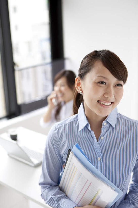 东方人,两个人,伙伴,朋友,商务人士,商务女性,办公室,站,坐,笑,微笑,露齿笑,竖图,俯视,室内,白天,友谊,合作,团队,电脑,笔记本电脑,亚洲,条纹,套装,朦胧,模糊,网络,材料,档案,文件,墙,拿,拿着,注视,黄种人,通讯设备,墙壁,墙面,蓝色,黑色,资料,观察,看,站着,战略,观看,察看,无线,关注,文档,通信设备,商务装,无线网络,无线上网,便携式电脑,工薪阶层,联合,合谋,配合,协作,手提电脑,年轻女性,女人,女性,亚洲人,长发,白领,上班族,站立,坐着,半身,彩图,高角度拍摄