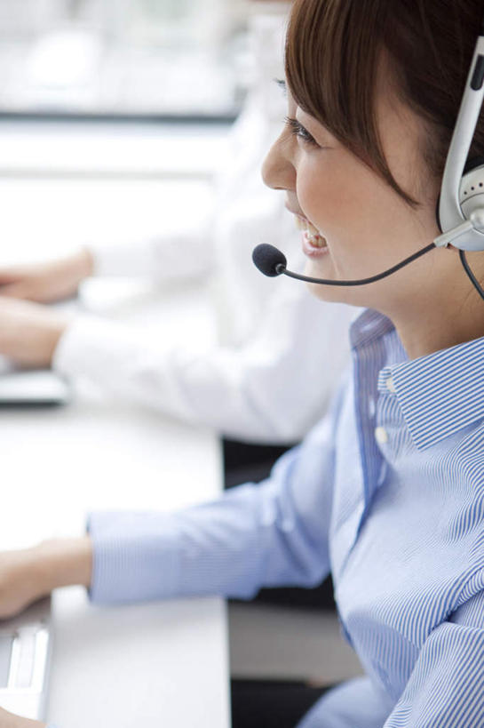 东方人,两个人,伙伴,朋友,商务人士,商务女性,办公室,坐,笑,微笑,露齿笑,竖图,室内,白天,侧面,友谊,合作,团队,亚洲,条纹,套装,话务员,注视,黄种人,蓝色,黑色,耳机,耳麦,话筒,观察,看,战略,观看,察看,麦克风,关注,商务装,工薪阶层,客服人员,电话销售,联合,合谋,配合,协作,年轻女性,女人,女性,亚洲人,长发,白领,接线员,上班族,坐着,半身,彩图