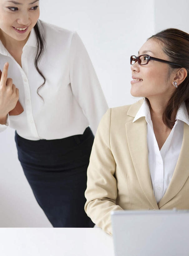 东方人,两个人,伙伴,朋友,商务人士,商务女性,办公室,站,坐,竖图,俯视,室内,白天,友谊,合作,团队,电脑,笔记本电脑,桌子,亚洲,套装,网络,眼镜,办公桌,墙,注视,黄种人,通讯设备,墙壁,墙面,黑色,观察,看,站着,战略,观看,察看,无线,关注,通信设备,商务装,无线网络,近视眼镜,无线上网,便携式电脑,工薪阶层,联合,合谋,配合,协作,手提电脑,年轻女性,女人,女性,亚洲人,长发,白领,上班族,站立,坐着,半身,彩图,高角度拍摄