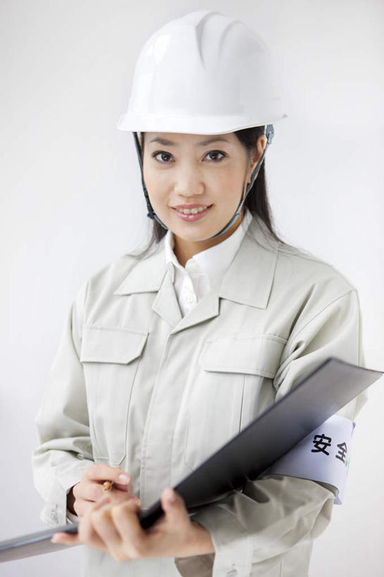 东方人,一个人,工程师,建筑工人,建筑师,站,捧,笑,微笑,露齿笑,竖图,室内,白天,白色背景,正面,工作服,制服,帽子,亚洲,仅一个年轻女性,仅一个女性,仅一个人,日文,标志,材料,档案,头盔,文件,文字,字符,墙,注视,黄种人,标识,墙壁,墙面,黑色,安全帽,资料,观察,看,站着,摄影,影棚,观看,察看,关注,文档,日语,工作制服,年轻女性,女人,女性,亚洲人,长发,技师,建筑工,建筑设计师,端,端着,捧着,手捧,站立,半身,彩图,影棚拍摄,工作套服,拍摄