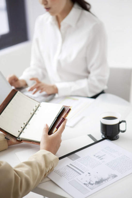 咖啡,东方人,两个人,伙伴,朋友,商务人士,商务女性,办公室,坐,打电话,竖图,俯视,室内,白天,友谊,幸福,合作,团队,桌子,杯子,电话,手机,亚洲,套装,笔,材料,瓷器,档案,文件,办公桌,办公用品,钢笔,记事本,咖啡杯,陶瓷制品,一杯,拿,拿着,注视,黄种人,娱乐,通讯设备,文具,饮料,本子,笔记本,学习用品,资料,观察,记录,看,享受,休闲,温馨,放松,乐趣,战略,观看,文具用品,察看,提神,舒适,关注,文档,瓷杯,醒脑,商务装,工薪阶层,记载,联合,合谋,软饮料,记实,纪录,交流,配合,协作,年轻女性,女人,女性,亚洲人,白领,上班族,沟通,通话,坐着,半身,彩图,高角度拍摄