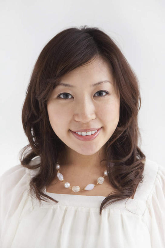 东方人,脸,头,脸颊,一个人,站,笑,微笑,露齿笑,竖图,室内,特写,白天,白色背景,正面,项链,亚洲,仅一个年轻女性,仅一个女性,仅一个人,服装,墙,注视,休闲装,黄种人,墙壁,墙面,装饰品,衣服,黑色,饰品,首饰,观察,看,站着,休闲,休闲服,摄影,服饰,影棚,观看,察看,关注,年轻女性,女人,女性,亚洲人,头部,长发,卷发,脸部,脸蛋,面部,站立,半身,彩图,影棚拍摄,拍摄