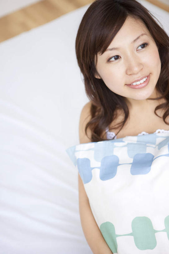 东方人,一个人,坐,抱,竖图,室内,白天,正面,地板,靠垫,亚洲,仅一个年轻女性,仅一个女性,仅一个人,服装,朦胧,模糊,斑点,靠枕,地面,注视,休闲装,黄种人,木地板,一个,衣服,黑色,垫子,枕头,观察,看,休闲,休闲服,服饰,单个,抱着,观看,察看,搂着,关注,年轻女性,女人,女性,亚洲人,长发,卷发,搂,搂抱,坐着,半身,彩图