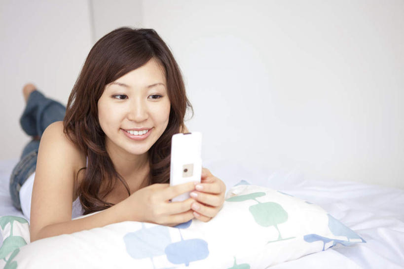 东方人,一个人,打电话,横图,室内,白天,正面,电话,手机,亚洲,仅一个年轻女性,仅一个女性,仅一个人,服装,墙,拿,拿着,注视,休闲装,黄种人,通讯设备,墙壁,墙面,衣服,黑色,观察,看,趴着,休闲,休闲服,服饰,观看,察看,操作,关注,交流,按键,年轻女性,女人,女性,亚洲人,长发,卷发,沟通,趴,通话,彩图,全身