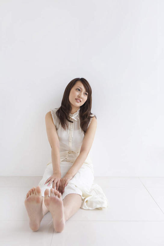 东方人,一个人,坐,笑,微笑,露齿笑,竖图,室内,白天,白色背景,正面,裙子,亚洲,仅一个年轻女性,仅一个女性,仅一个人,连衣裙,服装,墙,注视,休闲装,黄种人,墙壁,墙面,衣服,白色,黑色,观察,看,休闲,休闲服,摄影,服饰,影棚,观看,察看,关注,年轻女性,女人,女性,亚洲人,长发,卷发,坐着,彩图,全身,影棚拍摄,拍摄