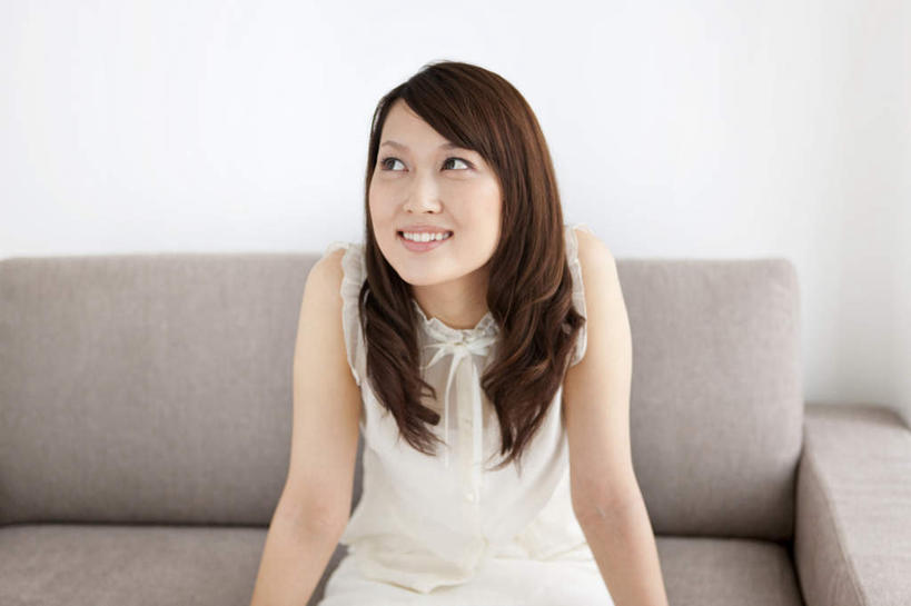 东方人,一个人,坐,笑,微笑,露齿笑,横图,室内,白天,白色背景,正面,沙发,亚洲,仅一个年轻女性,仅一个女性,仅一个人,服装,墙,注视,休闲装,黄种人,墙壁,墙面,衣服,白色,黑色,观察,看,休闲,休闲服,摄影,服饰,影棚,观看,察看,关注,年轻女性,女人,女性,亚洲人,长发,卷发,抬头,仰头,坐着,半身,彩图,影棚拍摄,拍摄,皮沙发