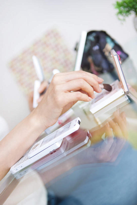 东方人,一个人,坐,竖图,室内,白天,正面,化妆,美容,亚洲,仅一个年轻女性,仅一个女性,仅一个人,护肤,服装,拿,拿着,注视,休闲装,黄种人,衣服,化妆刷,刷子,观察,看,保养,享受,休闲,休闲服,放松,保健,服饰,腮红刷,观看,察看,美容工具,关注,养颜,彩妆刷,化妆工具,年轻女性,女人,女性,亚洲人,坐着,半身,彩图