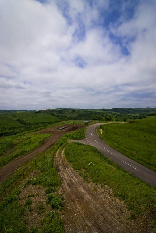 无人,农田,竖图,室外,白天,正面,旅游,度假,庄稼,农作物,草地,草坪,美景,植物,道路,路,北海道,日本,亚洲,一堆,阴影,堆叠,堆积,光线,影子,景观,云,云朵,小路,交通,云彩,娱乐,草,树,树木,蓝色,绿色,白云,蓝天,天空,阳光,自然,天,享受,休闲,景色,放松,乡间小路,生长,成长,堆,自然风光,东亚,日本国,北海道地方,北海道岛,彩图,耕地,庄稼田