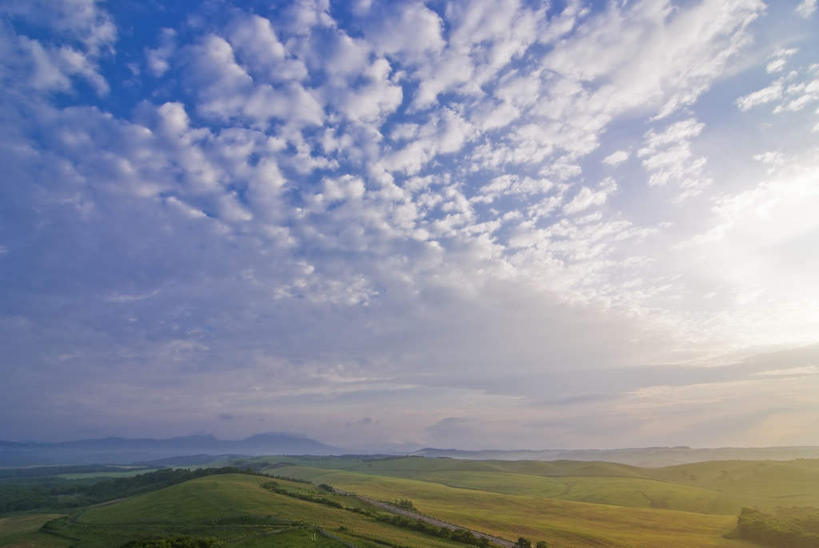 无人,农田,横图,室外,白天,正面,旅游,度假,庄稼,农作物,草地,草坪,日出,美景,太阳,植物,道路,路,北海道,日本,亚洲,一堆,阴影,堆叠,堆积,光线,影子,景观,云,云朵,小路,交通,朝霞,晨曦,黎明,云彩,娱乐,草,树,树木,蓝色,绿色,白云,蓝天,天空,阳光,自然,天,享受,休闲,景色,放松,乡间小路,生长,成长,堆,自然风光,东亚,日本国,北海道地方,北海道岛,朝阳,彩图,耕地,庄稼田,破晓