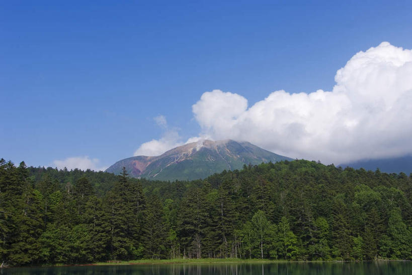 无人,横图,室外,白天,正面,旅游,度假,草地,草坪,湖,湖泊,美景,山,山脉,水,植物,北海道,日本,亚洲,阴影,光线,影子,湖面,景观,山峰,水流,水面,云,云朵,山峦,云彩,娱乐,草,树,树木,蓝色,绿色,白云,蓝天,天空,阳光,自然,湖水,群山,天,享受,休闲,景色,放松,生长,成长,自然风光,东亚,日本国,北海道地方,北海道岛,彩图